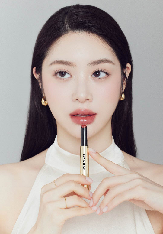 아워글래스 '팬텀 볼류마이징 글로시밤' 홍보 이미지. 신세계인터내셔날 제공